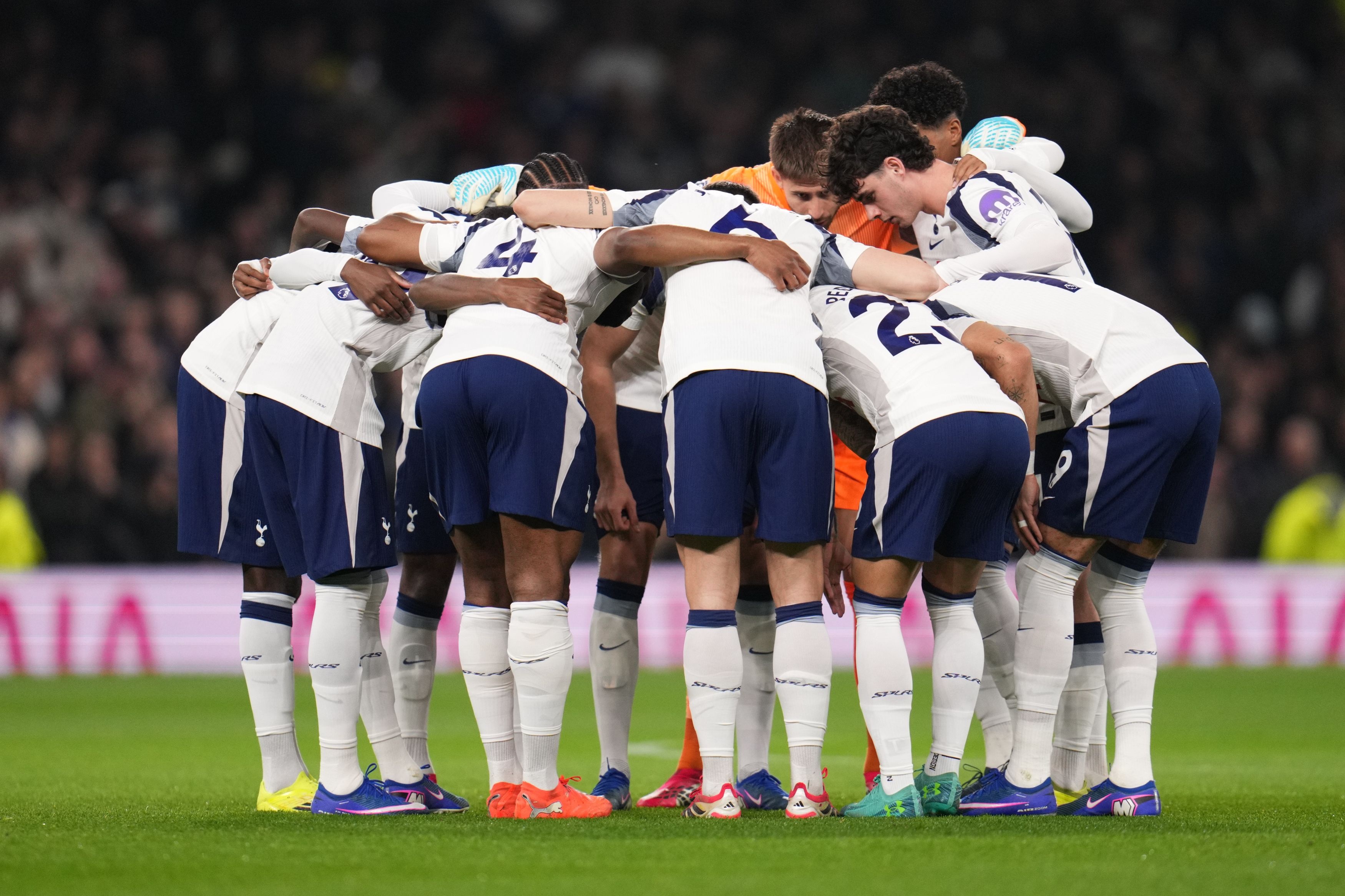 开云全站-热刺球迷组织推迟抗议活动，专注于在保级大战中支持球队